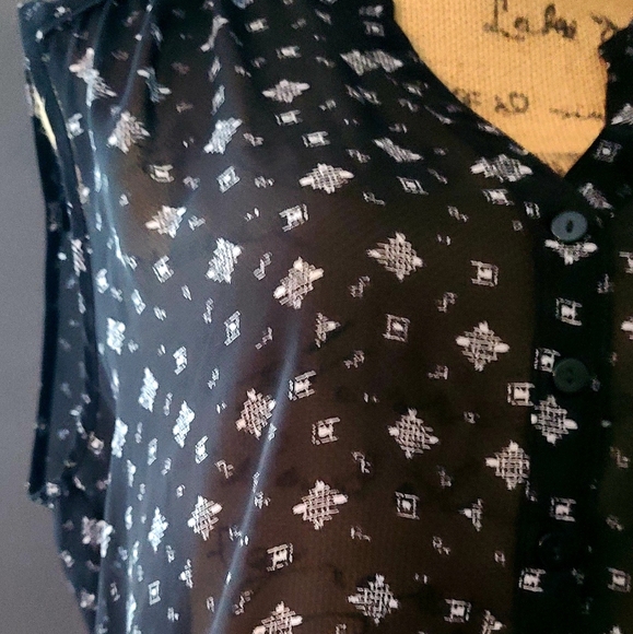 a.n.a Sleeveless Sheer shirt size XL - Picture 4 of 11